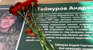 Именная парта Андрея Теймурова. Скриншот фото из Telegram-канала Андрея Палия от 08.10.26, https://t.me/avpaliy76/13397.