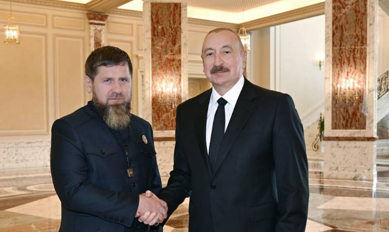 Рамзан Кадыров (слева) и Ильхам Алиев. Скриншот фото от 10.10.26, https://president.az/ru/articles/view/73828 Рамзан Кадыров (слева) и Ильхам Алиев. Скриншот фото от 10.10.26, https://president.az/ru/articles/view/73828