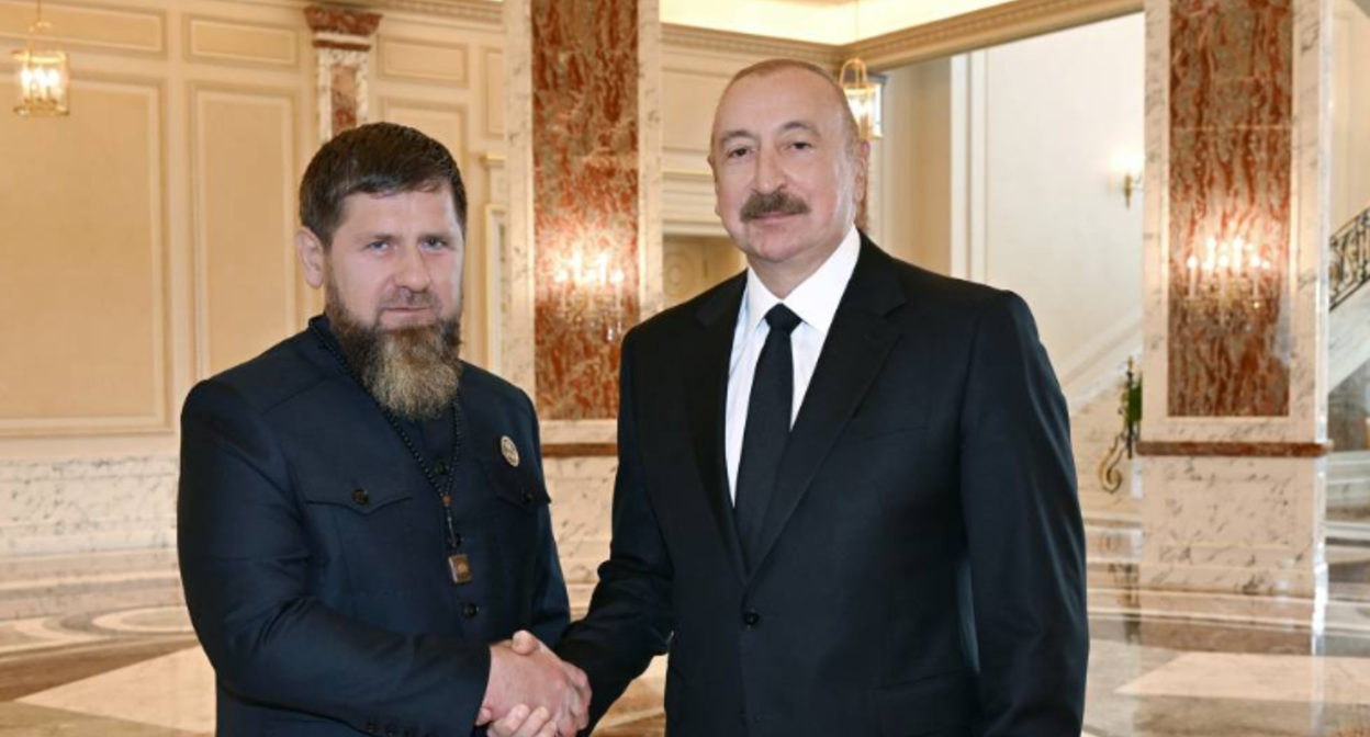 Рамзан Кадыров (слева) и Ильхам Алиев. Скриншот фото от 10.10.26, https://president.az/ru/articles/view/73828