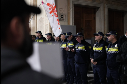 Полиция на шествии в Тбилиси. Скриншот фото Publika 10.10.26,https://www.facebook.com/photo/?fbid=1896319721767569&set=pb.100041686795244.-2207520000(деятельность компании Meta, владеющей соцсетью, запрещена в России)