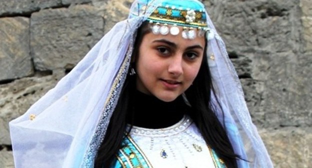 Азербайджанская девушка в национальном платке. Фото: Gulustan. https://ru.wikipedia.org/ Азербайджанская девушка в национальном платке. Фото: Gulustan. https://ru.wikipedia.org/