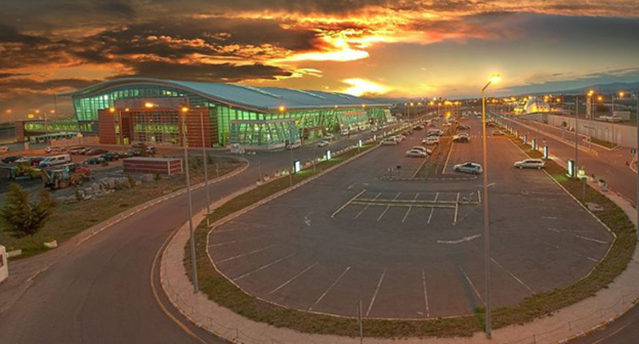 Аэропорт Тбилиси. Фото: Gmaisuradze15. https://ru.wikipedia.org/ Аэропорт Тбилиси. Фото: Gmaisuradze15. https://ru.wikipedia.org/