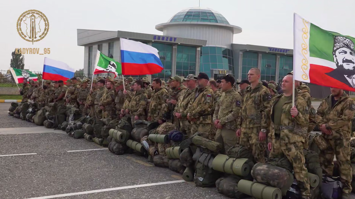 Военнослужащие в аэропорту Грозного. Кадр из видео в телеграм-канале Рамзана Кадырова Военнослужащие в аэропорту Грозного. Кадр из видео в телеграм-канале Рамзана Кадырова