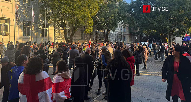 Акция протеста перед Конституционным судом в Батуми. Фото: https://1tv.ge/lang/ru/news/v-batumi-prokhodit-akcija-protesta-pered-konstitucionnym-sudom/ Акция протеста перед Конституционным судом в Батуми. Фото: https://1tv.ge/lang/ru/news/v-batumi-prokhodit-akcija-protesta-pered-konstitucionnym-sudom/