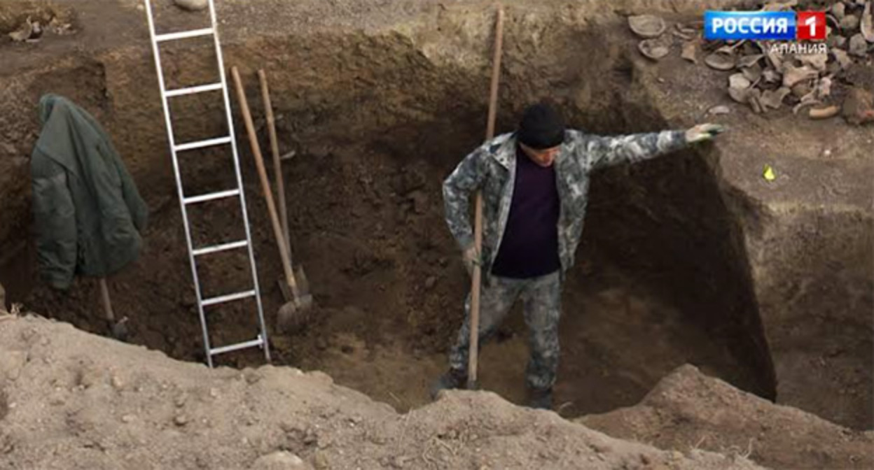 Раскопки в Зильгинском городище. Скриншот видео https://alaniatv.ru/arheologi-nashli-bolee-150-artefaktov-v-zilginskom-gorodishhe/?utm_source=google.com&utm_medium=organic&utm_campaign=google.com&utm_referrer=google.com