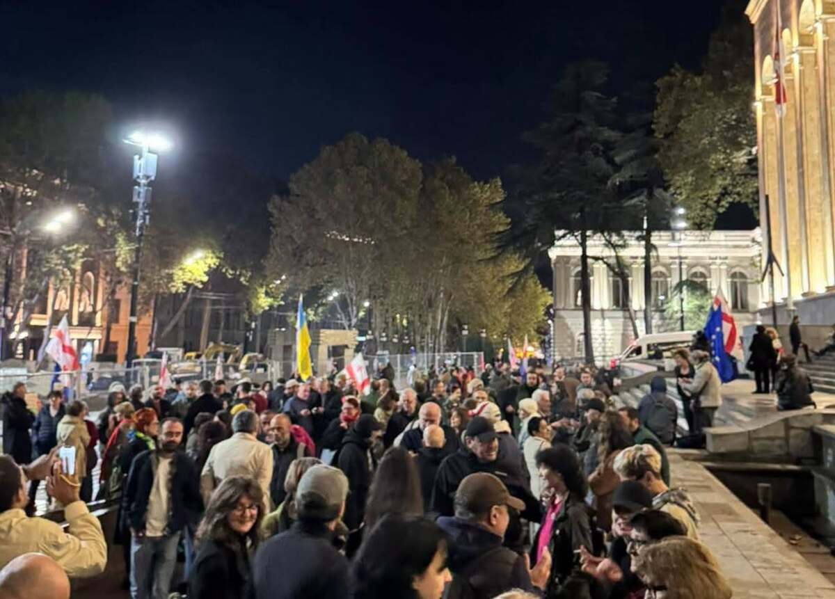 Участники акции протеста перед парламентом Грузии. Фото: Фото: Giorgi Mumladze / Facebook*