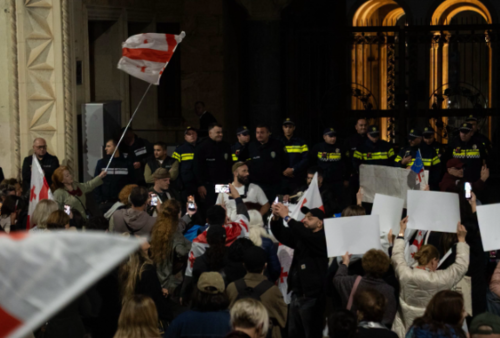 Полиция на шествии в Тбилиси. Скриншот фото Publika от 23.10.26, https://www.facebook.com/photo?fbid=1911157253617149&set=pcb.1911157373617137 (деятельность компании Meta, владеющей соцсетью, запрещена в России) Полиция на шествии в Тбилиси. Скриншот фото Publika от 23.10.26, https://www.facebook.com/photo?fbid=1911157253617149&set=pcb.1911157373617137 (деятельность компании Meta, владеющей соцсетью, запрещена в России)