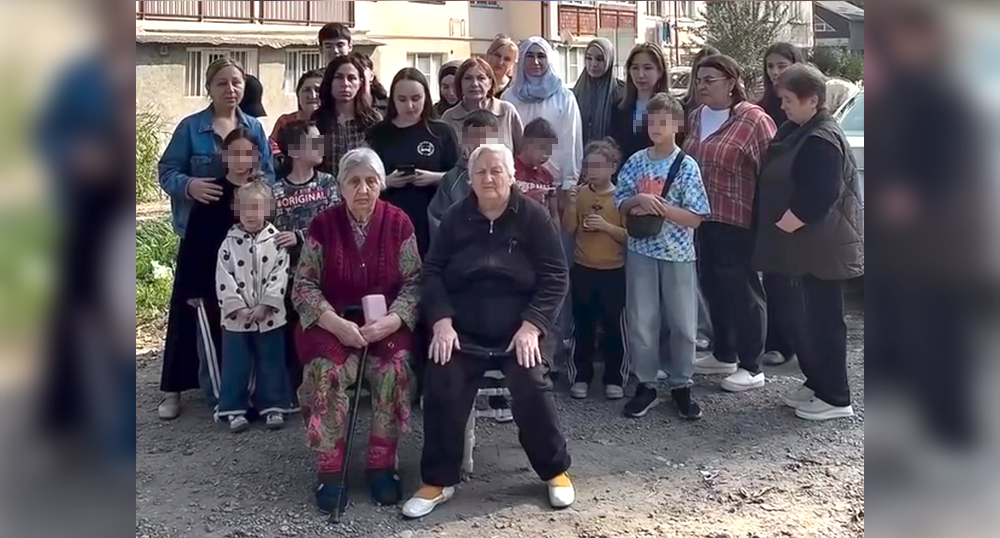Жильцы доме на улице Калмыкова в Нальчике записывают коллективное видеообращение. Кадр из видео https://www.instagram.com/p/Deqf6ArMxvi (деятельность компании Meta (владеет Facebook, Instagram и WhatsApp) запрещена в России) Жильцы доме на улице Калмыкова в Нальчике записывают коллективное видеообращение. Кадр из видео https://www.instagram.com/p/Deqf6ArMxvi (деятельность компании Meta (владеет Facebook, Instagram и WhatsApp) запрещена в России)