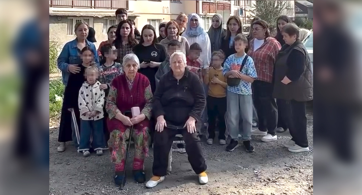 Жильцы доме на улице Калмыкова в Нальчике записывают коллективное видеообращение. Кадр из видео https://www.instagram.com/p/Deqf6ArMxvi (деятельность компании Meta (владеет Facebook, Instagram и WhatsApp) запрещена в России) Жильцы доме на улице Калмыкова в Нальчике записывают коллективное видеообращение. Кадр из видео https://www.instagram.com/p/Deqf6ArMxvi (деятельность компании Meta (владеет Facebook, Instagram и WhatsApp) запрещена в России)