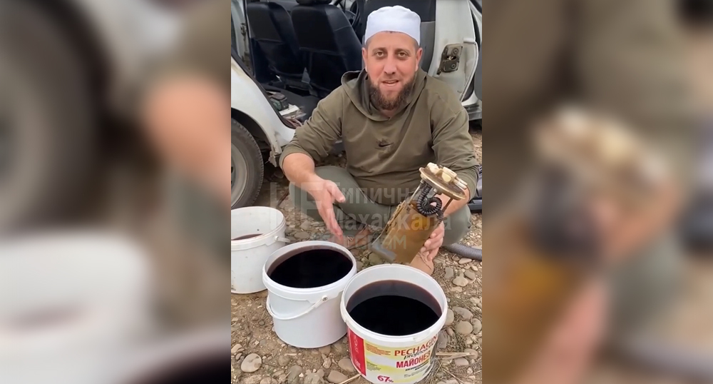 Водитель демонстрирует на видео качество бензина. Кадр из видео https://www.instagram.com/chpdagestana/reel/DeyTz49gYYs (деятельность компании Meta (владеет Facebook, Instagram и WhatsApp) запрещена в России)