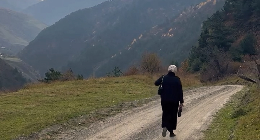 Хадижат Магомедова. Кадр из видео https://www.instagram.com/p/DezcBsEorBN (деятельность компании Meta (владеет Facebook, Instagram и WhatsApp) запрещена в России) Хадижат Магомедова. Кадр из видео https://www.instagram.com/p/DezcBsEorBN (деятельность компании Meta (владеет Facebook, Instagram и WhatsApp) запрещена в России)