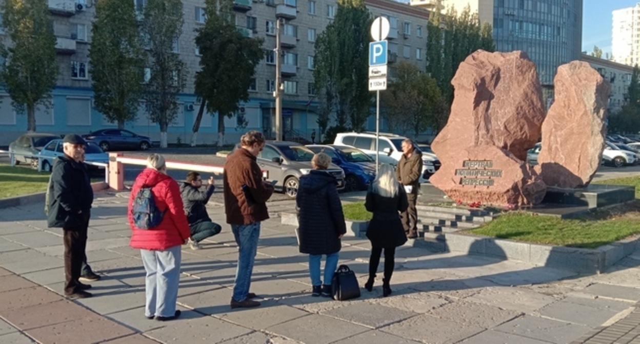 Участники акции "Возвращение имен". Волгоград, 22 октября 2023 года. Фото корреспондента "Кавказского узла". Участники акции "Возвращение имен". Волгоград, 22 октября 2023 года. Фото корреспондента "Кавказского узла".