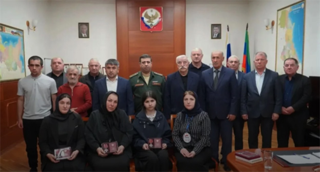 Переданы награды семья погибших. 29 октября 2026 г. Фото пресс-службы Табасаранского район Переданы награды семья погибших. 29 октября 2026 г. Фото пресс-службы Табасаранского район