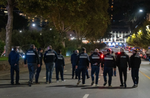Сотрудники полиции сопровождают шествие. Скриншот фото Publika от 31.10.26, https://www.facebook.com/photo?fbid=1919160416150166&set=pcb.1919160532816821 (деятельность компании Meta, владеющей соцсетью, запрещена в России). Сотрудники полиции сопровождают шествие. Скриншот фото Publika от 31.10.26, https://www.facebook.com/photo?fbid=1919160416150166&set=pcb.1919160532816821 (деятельность компании Meta, владеющей соцсетью, запрещена в России).