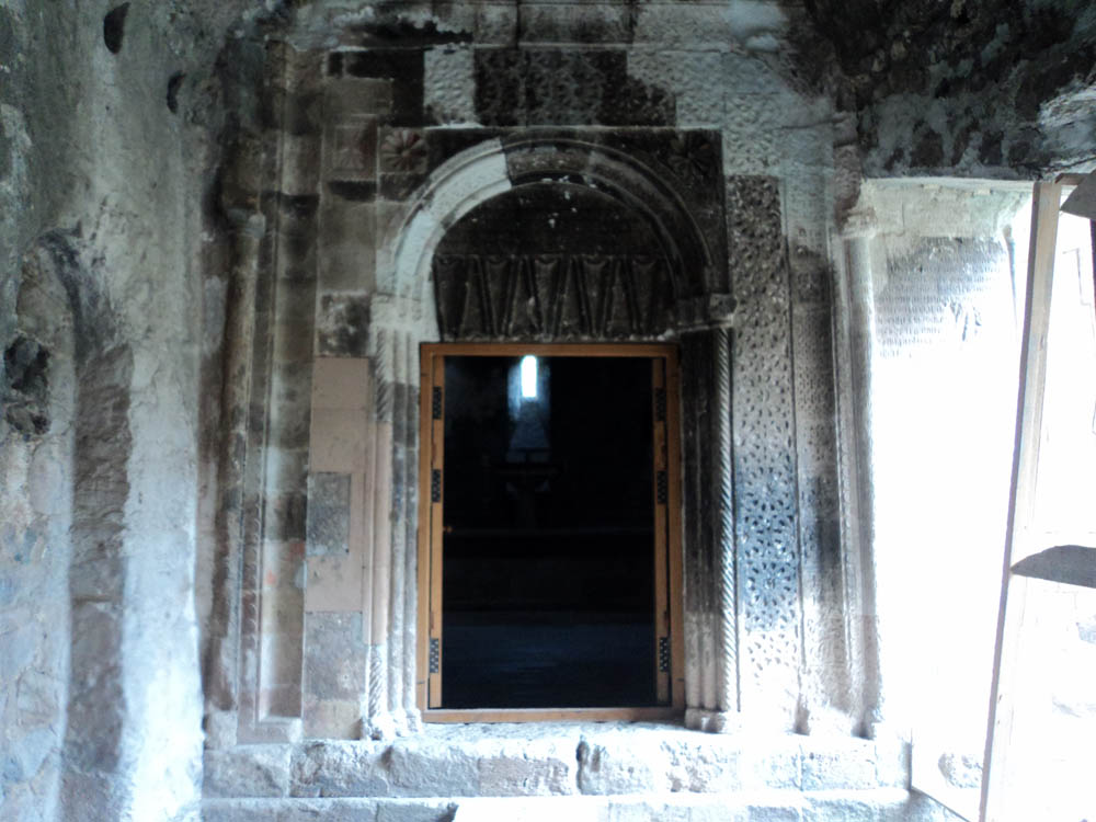 Вход в основное помещение монастыря -Соборный храм Катогике. Дадиванк.