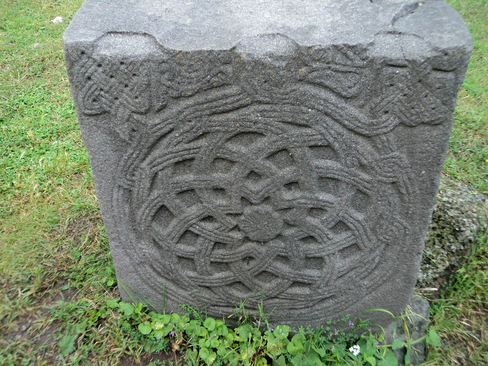 Левая часть камня с орнаментами. Дадиванк