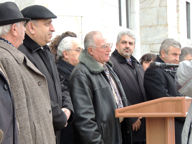 Выступает активист Карабахского движения, преподаватель АрГу Григорий Афанесян.