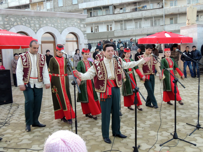 Песню "Джан Карабах" исполняет Владимир Гаспарян.