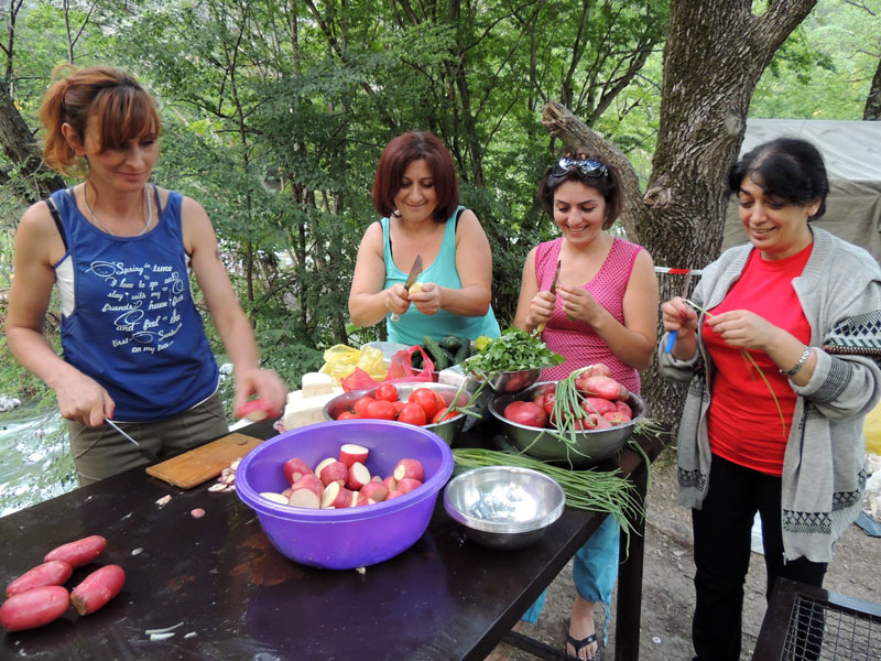 ...а женщины, помогают повару чистить картошку, зелень и т.д.