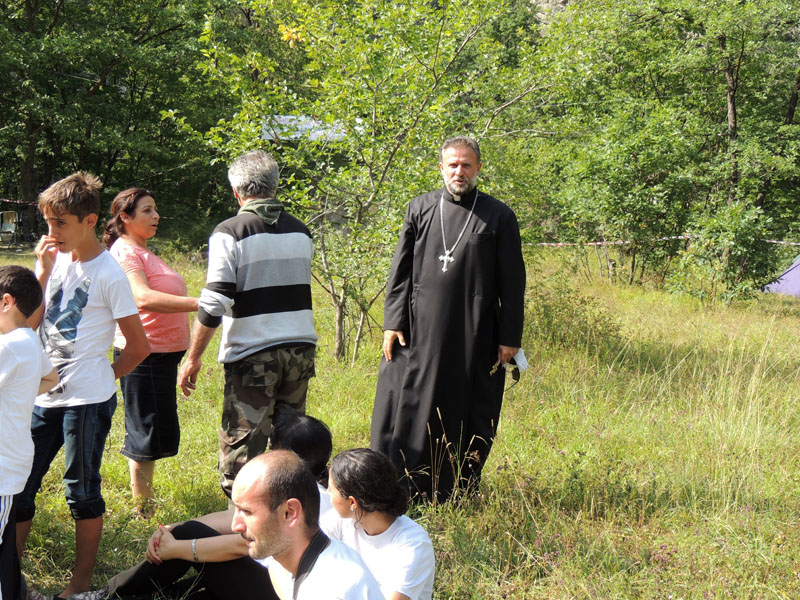 Утром к нам пришёл священник Арцахской Епархии ААЦ тер-Ованес, которому мы все были очень рады. Он освятил виноград и прочитал молитву...