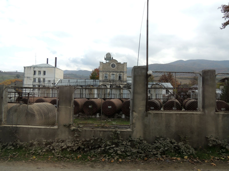 В пос. Каримр Шука (Красный базар) мы проехали винзавод, изделия которого славятся за пределами Карабаха.