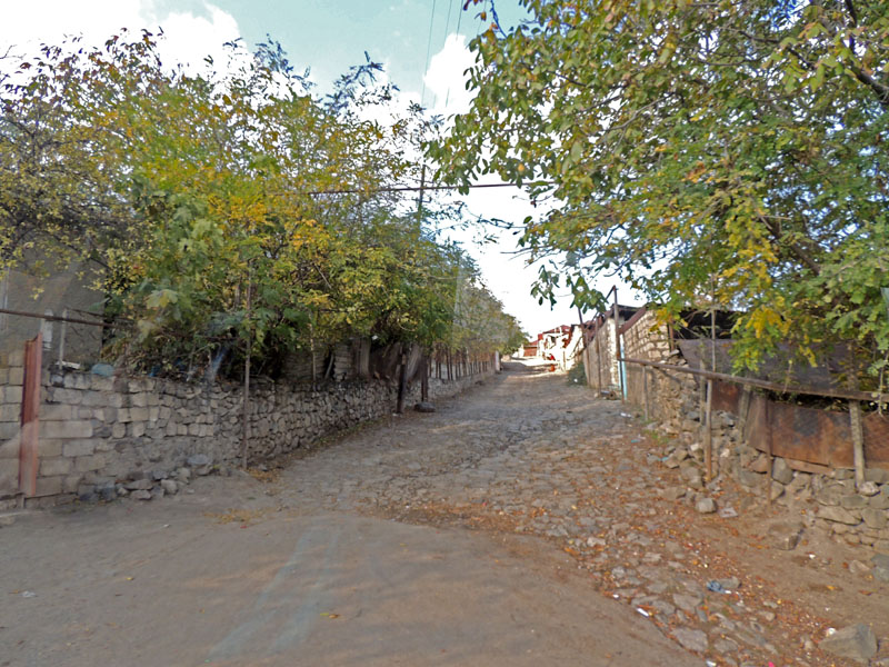 Переулок - старая, вымощенная булыжниками дорога.