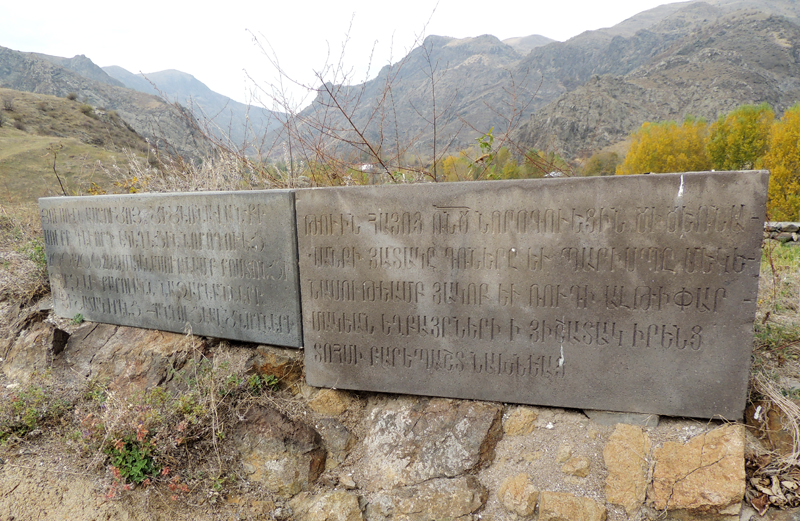 Памятные камне, на которых написано, что монастырь отреставрированбратьями Акопом и Руди Алрипармакеянами в память предков их рода и в 2001-2002г.г. - Назаряном в память своих родителей.