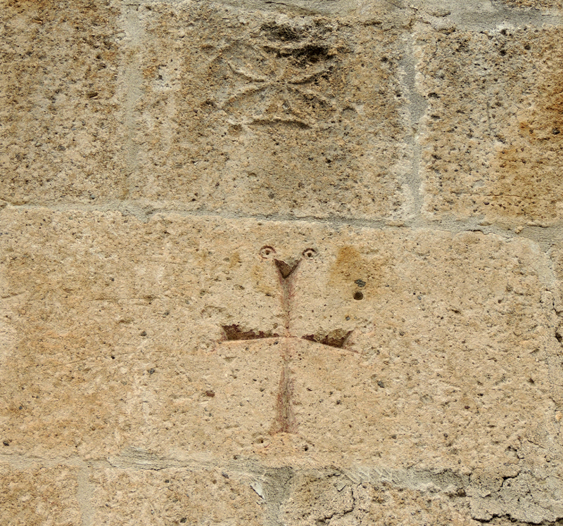 Знак вечности и крест на стене монастыря. Цицернаванк.
