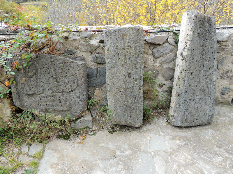 Камни во вдоре монастыря Цицернаванк.