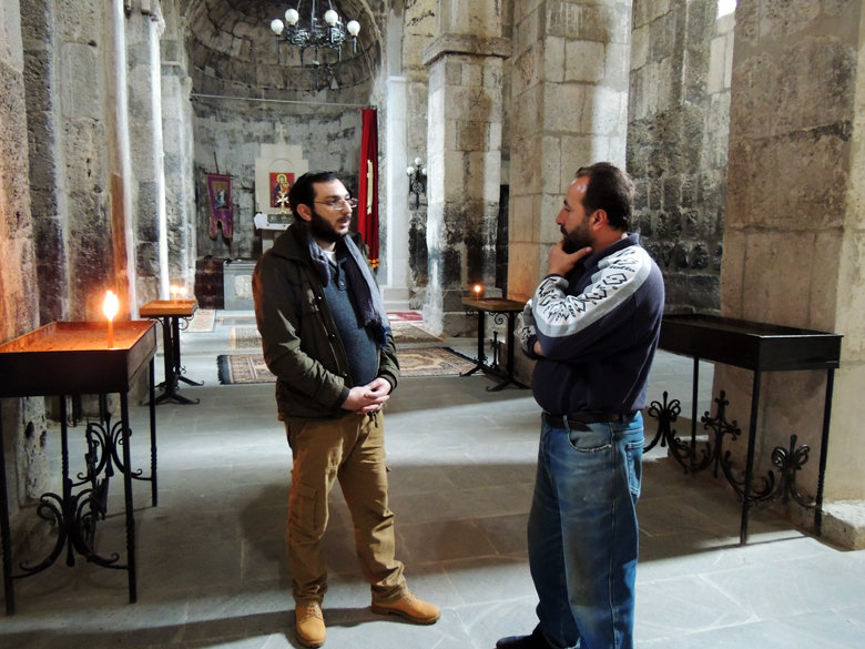 Два Армана: служитель церкви Арман Серапионян (справа) и наш друг Арман Исраелян, с кем мы поехали в Цицернаванк.