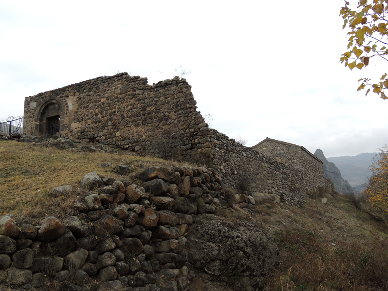 Северная часть монастырской стены монастыря Цицернаванк.