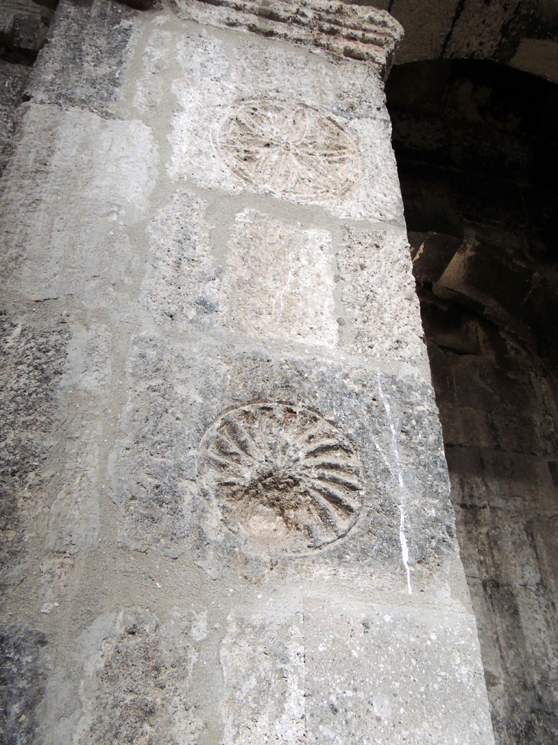 Знаки вечности на колонне монастыря Цицернаванк.