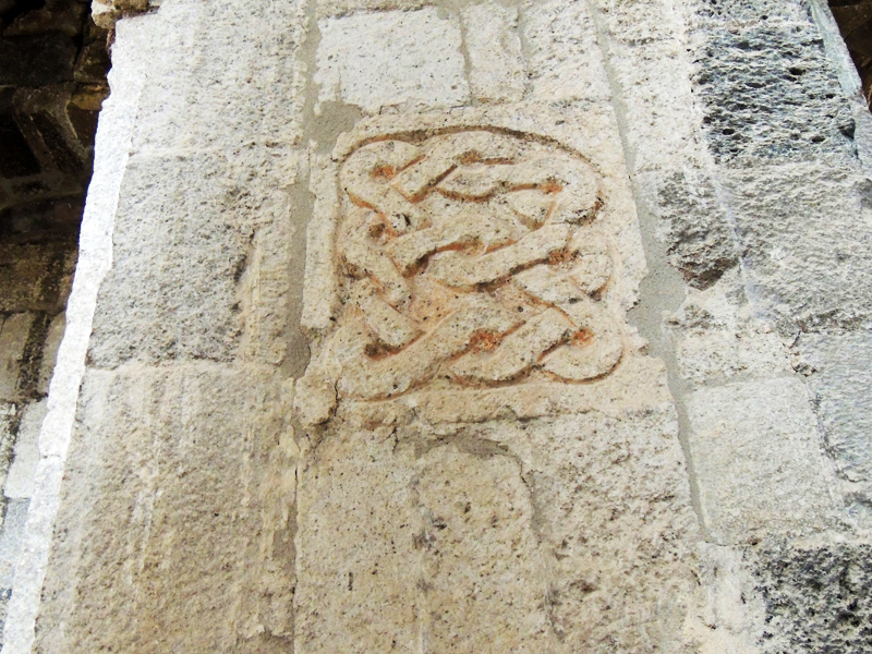 Вишап (дракон) на колонне  монастыря Цицернаванк.