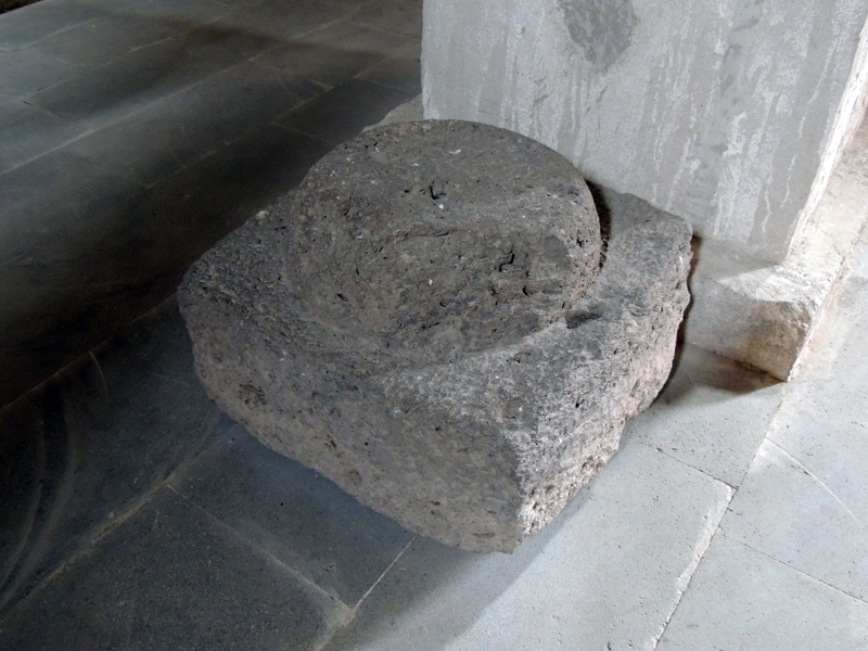 Камень (церковная утварь) в монастыре Цицернаванк.