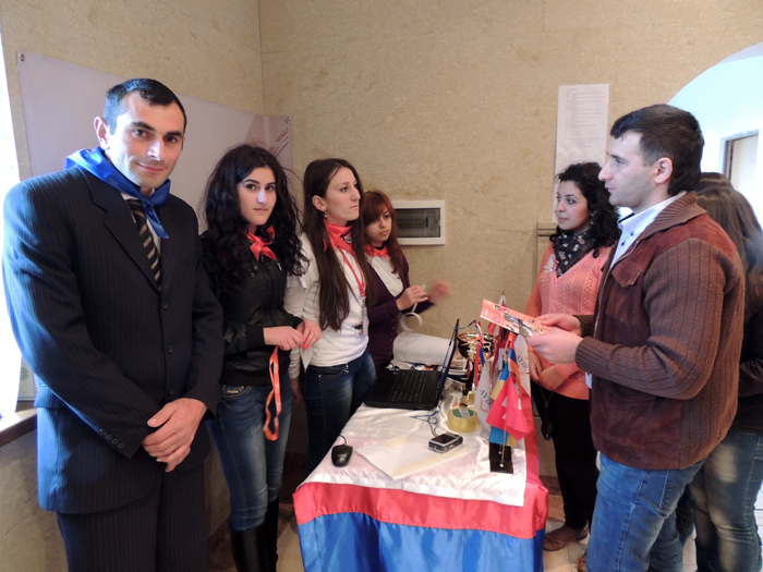 Молодёжь готовит стенд молодёжной НПО «Центр развития молодёжи Арцаха» (AYDC).