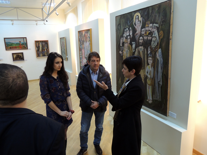 Министр культуры Нагорного Карабаха Нарине Агабалян рассказывает Пласидо Доминго-младшему о истории создания картинной галереи.
