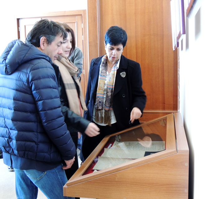 В здании министерства культуры НКР. Министр знакомит гостя с экспонатами.