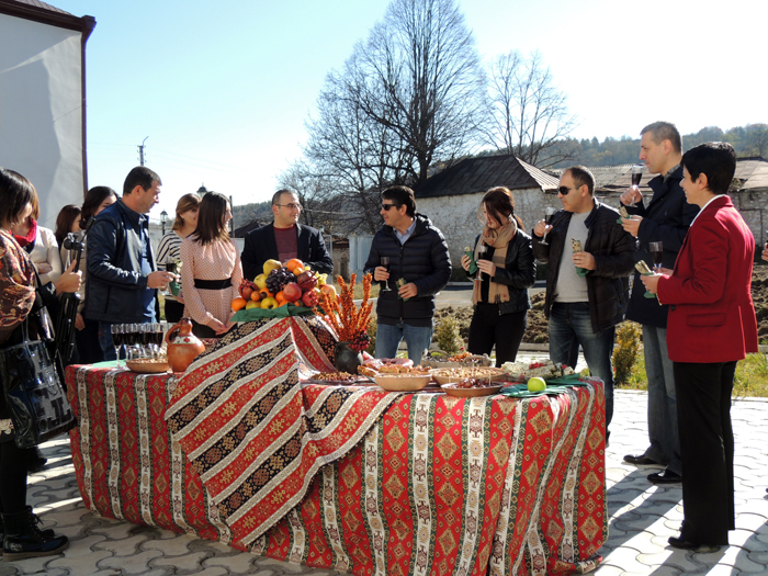 Карабахский стол - вино, женгелов ац, спелые "шишки", дары карабахской природы...
