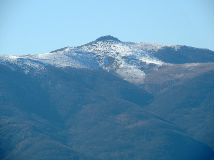 На вершинах ближайших гор уже ложится снег.