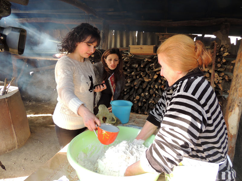 Юля (слева) помогает Лилвард делать тесто для выпечки тариаца.