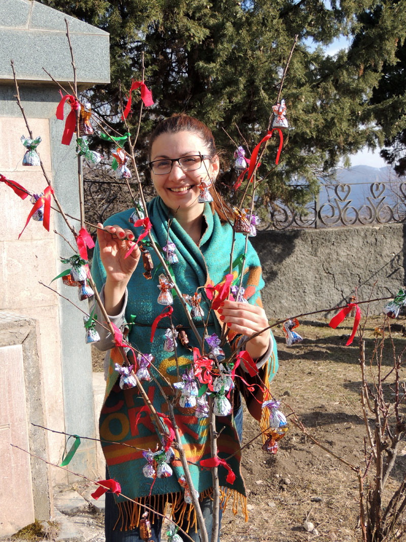 Раньше не было понятия Новогодняя ёлка и наши предки на ветвях дерева прикрепляли разноцветные ленточки и различные сладости. Что и делат Сусанна Петросян.