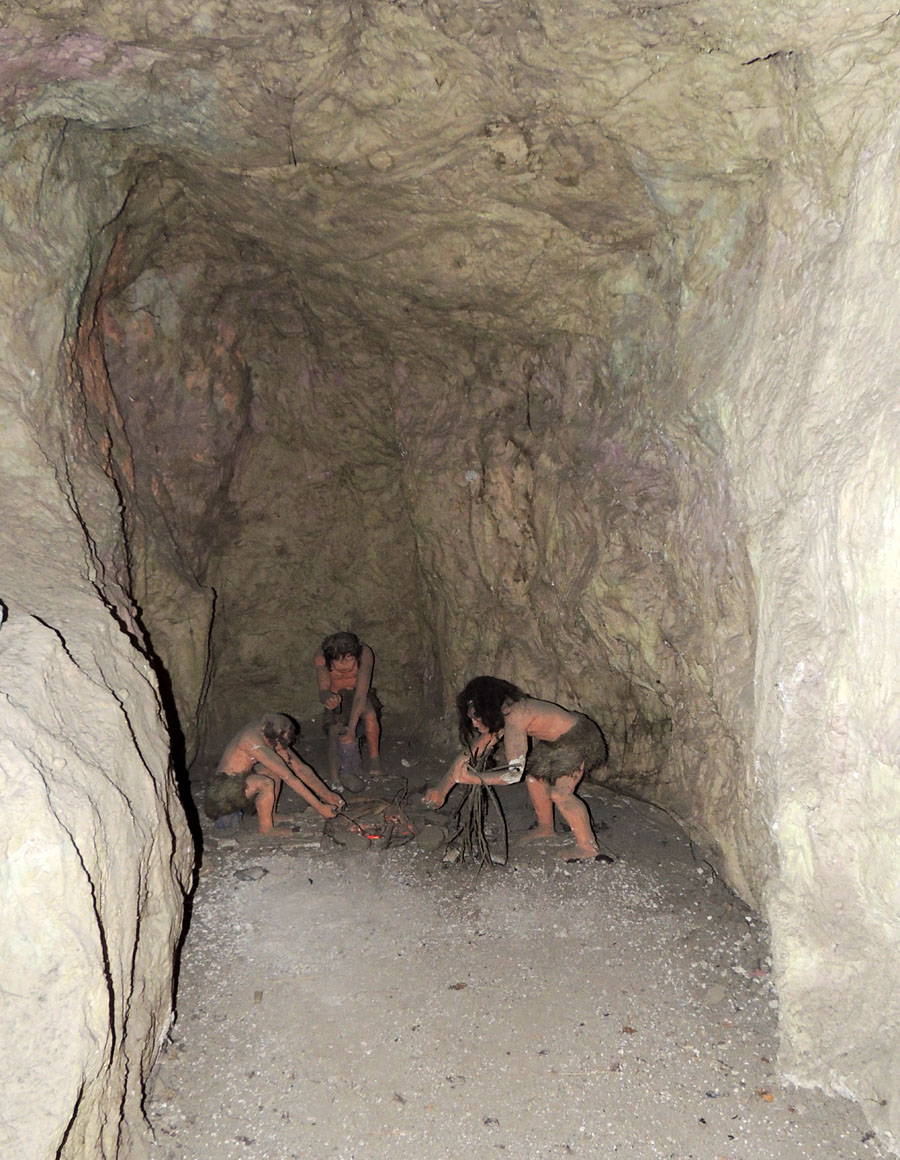 Азохская пещера. В 1968 году были найдены челюсти первобытного человека неандердальца. Это 5 по счёту неандерталец после Марокко, Германии, Англии и Италии