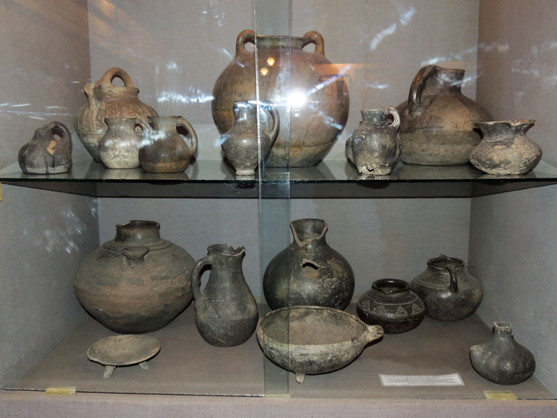 Глинянная посуда найденная  во время раскопок, осуществлённых Я.Гуммелем в  Карабахе в 1938-1939гг. 