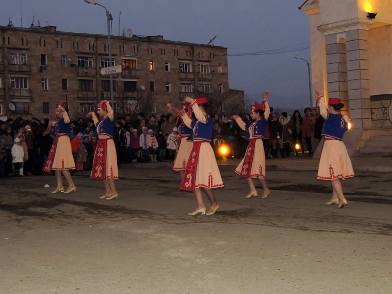 Девочки из группы "Арцыхы баликнер" танцуют народный танец.