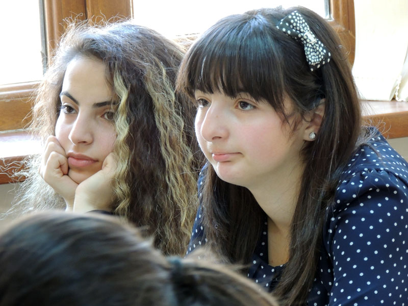 Саша и Эльвира (слева на право) - тема любви всем девушкам интересна.