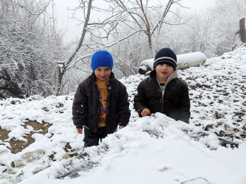 Борька и Арманчик, не смотря на запреты матерей играли в снежки и замерли, увидя, что я их фотографирую.