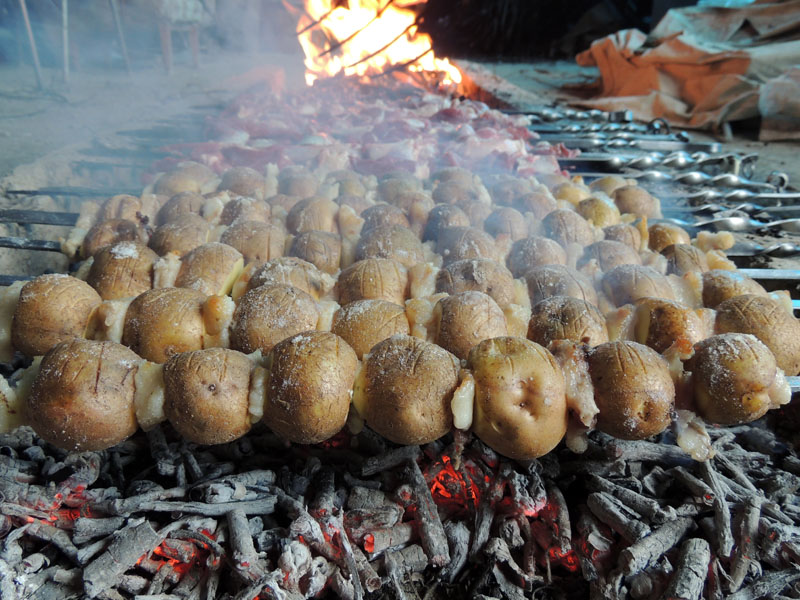 Картошечка и мясо нанизаны на шампуры...