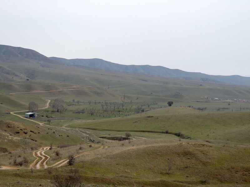 Просёлочная дорога, ведущая к сёлам Гадрутского района.
