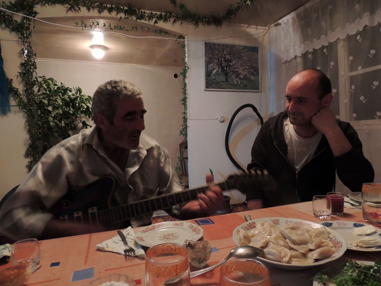 За ужином Мнацакан прекрасно сыграл на гитаре и спел для нас песни на армянском.