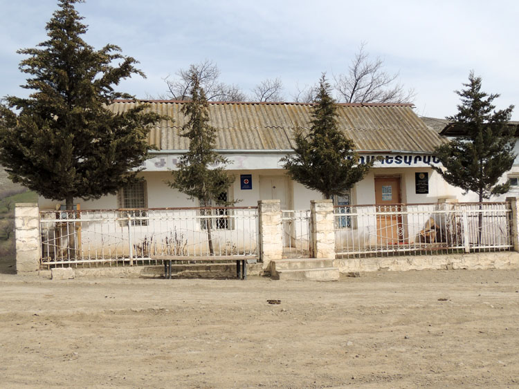 Здание администрации села и медпункта.